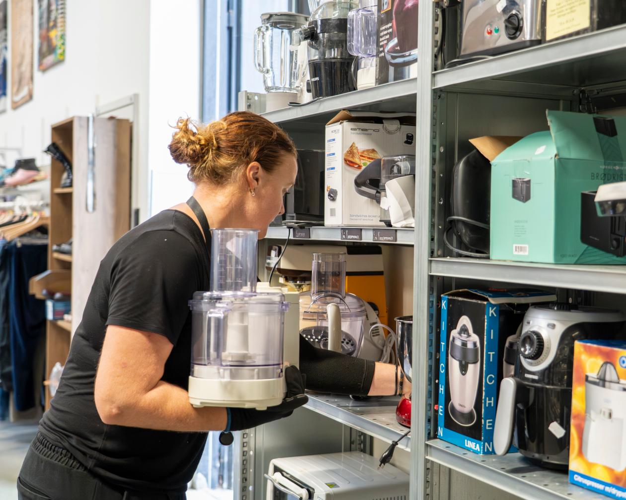 I genbrugsbutikken på Tietgensvej er der bl.a. masser af elektriske køkkenapparater, som venter på en ny ejer. Køkkenapparater på Tietgensvej